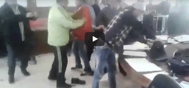 بالفيديو : قاعة المجلس البلدي لأزمور تتحول إلى حلبة للملاكمة بالفيديو : قاعة المجلس البلدي لأزمور تتحول إلى حلبة للملاكمة