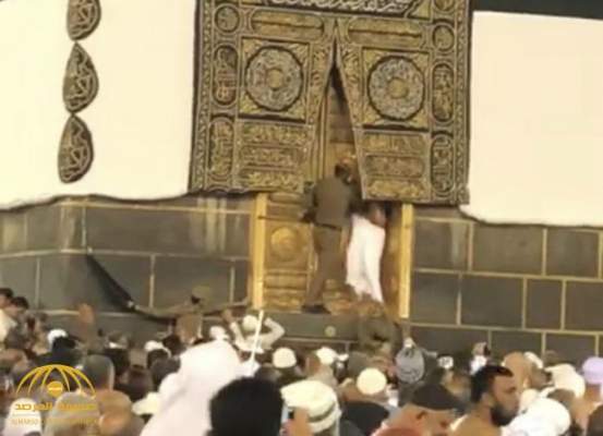 فيديو : حاج يحاول اقتحام الكعبة ليجد نفسه عاريا والأمن يتدخل فيديو : حاج يحاول اقتحام الكعبة ليجد نفسه عاريا والأمن يتدخل