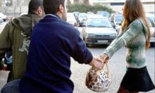 أمن تيزنيت يفكك عصابة متخصصة في السرقة بالنشل والخطف باستعمال دراجة نارية أمن تيزنيت يفكك عصابة متخصصة في السرقة بالنشل والخطف باستعمال دراجة نارية