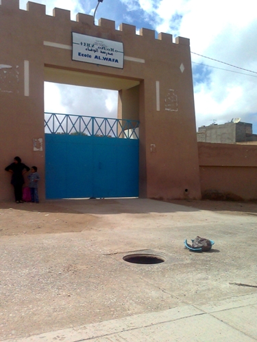 تلميذ يسقط ببالوعة مياه غير مغطاة أمام مدرسة الوفاء من يتحمل المسؤولية ؟؟ تلميذ يسقط ببالوعة مياه غير مغطاة أمام مدرسة الوفاء من يتحمل المسؤولية ؟؟