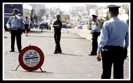 عناصر شرطة تتلقى رشوة بحاجز ( باراج ) قضائي وهمي عناصر شرطة تتلقى رشوة بحاجز ( باراج ) قضائي وهمي