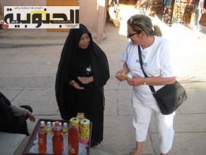 سائحة_أجنبية_تشتري_زيت_أركان_للتجميل