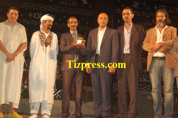 تكريم الشاعر الاسطورة محمد الحنفي الدي كتب أغنية “امي حنا ” بفستيفال تيفاوين ( فيديو) تكريم الشاعر الاسطورة محمد الحنفي الدي كتب أغنية “امي حنا ” بفستيفال تيفاوين ( فيديو)