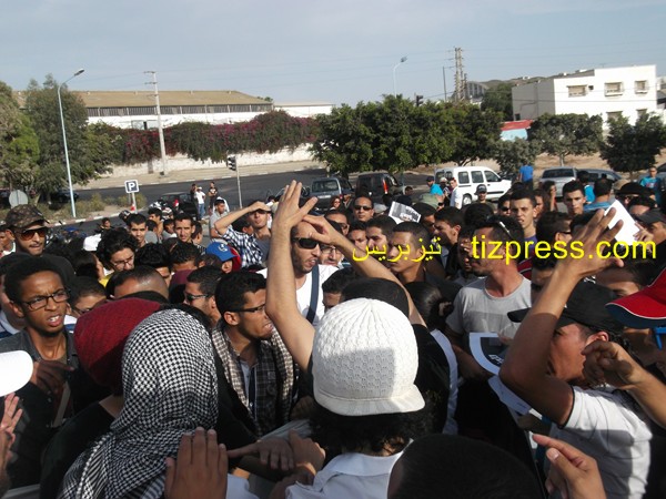 شباب أكادير يحتج ضد العفو الملكي على الإسباني، مغتصب أطفال المغرب، ويدعو إلى إسقاطه (صور) شباب أكادير يحتج ضد العفو الملكي على الإسباني، مغتصب أطفال المغرب، ويدعو إلى إسقاطه (صور)