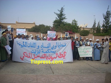 مواطنون يحتجون ضد القضاء ولوبي الفساد ومافيا العقار بتيزنيت مواطنون يحتجون ضد القضاء ولوبي الفساد ومافيا العقار بتيزنيت