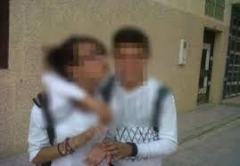 وقفة لتبادل القبل أمام البرلمان تثير حفيظة المواطنين وقفة لتبادل القبل أمام البرلمان تثير حفيظة المواطنين