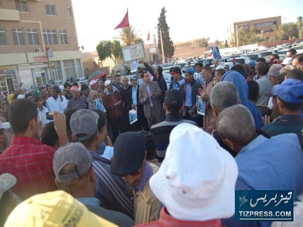 مهنيو سيارات الاجرة الكبيرة بتيزنيت يحتجون بساحة البريد مهنيو سيارات الاجرة الكبيرة بتيزنيت يحتجون بساحة البريد