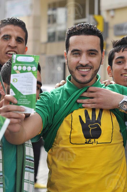 إعتقالات في صفوف الشباب الداعين لرفع شارة رابعة في مباراة الأهلي إعتقالات في صفوف الشباب الداعين لرفع شارة رابعة في مباراة الأهلي