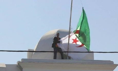 الجزائر تجمد علاقاتها السياسية مع المغرب بسبب الحكم الصادر ضد « النعناع » مقتحم سفارتها بالبيضاء الجزائر تجمد علاقاتها السياسية مع المغرب بسبب الحكم الصادر ضد « النعناع » مقتحم سفارتها بالبيضاء