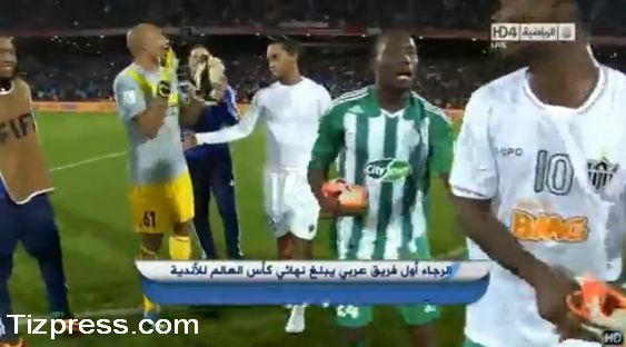 كوكو يهجم على رنالدينيو ويسرق حذاءه الرياضي ( فيديو ) كوكو يهجم على رنالدينيو ويسرق حذاءه الرياضي ( فيديو )