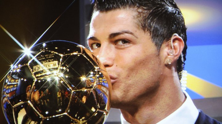 البرتغالي كريستيانو رونالدو يفوز بالكرة الذهبية لسنة 2013 البرتغالي كريستيانو رونالدو يفوز بالكرة الذهبية لسنة 2013