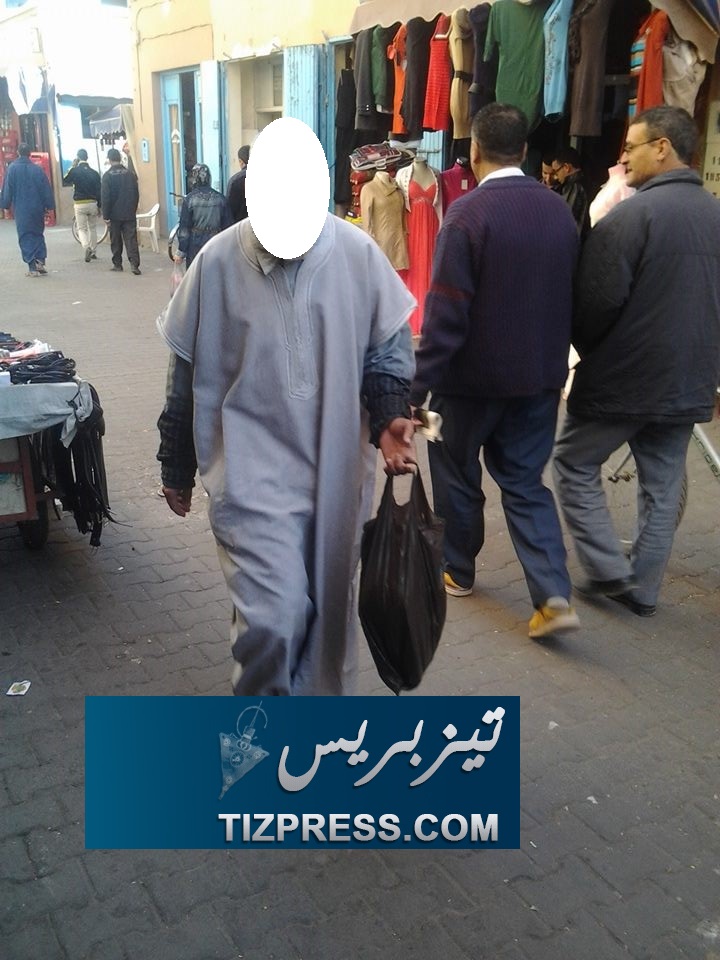 شخص غريب يوزع منشورات دينية تحمل توقيع “ولد سيدي علي” بتيزنيت + صور شخص غريب يوزع منشورات دينية تحمل توقيع “ولد سيدي علي” بتيزنيت + صور