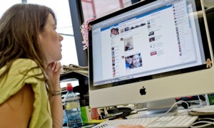 0Facebook-being-used-in-th-007