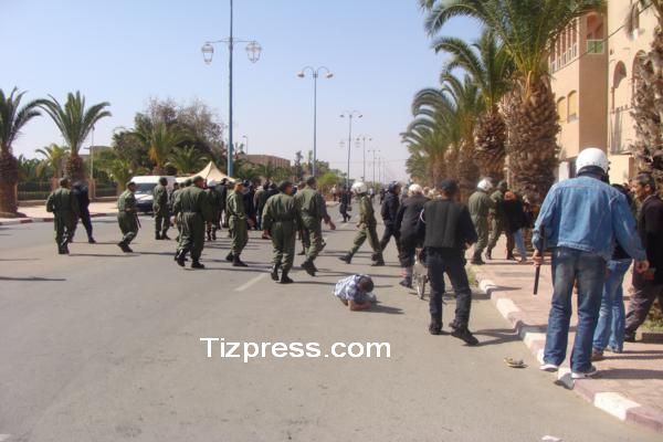 عااااجل : دماء القرويين المحتجين ضد مافيا العقار تسيل بشوارع تيزنيت بعد تدخل أمني عنيف عااااجل : دماء القرويين المحتجين ضد مافيا العقار تسيل بشوارع تيزنيت بعد تدخل أمني عنيف