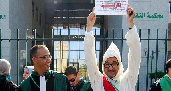 الرميد: تظاهر القضاة بالبذل الرسمية إهانة للقضاء الرميد: تظاهر القضاة بالبذل الرسمية إهانة للقضاء