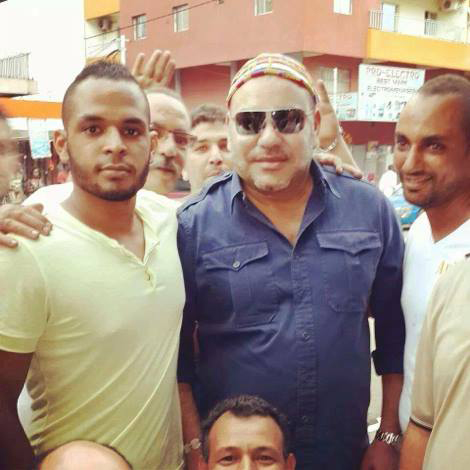 صور محمد السادس مع مواطنين مغاربة اثناء جولته الإفريقية صور محمد السادس مع مواطنين مغاربة اثناء جولته الإفريقية