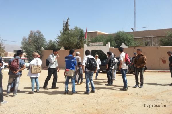 تافراوت : آباء وأولياء التلاميذ بالثانوية التأهيلية الجديدة ينتفضون ضد التصرفات اللا أخلاقية لأستاذ بالمنطقة تافراوت : آباء وأولياء التلاميذ بالثانوية التأهيلية الجديدة ينتفضون ضد التصرفات اللا أخلاقية لأستاذ بالمنطقة