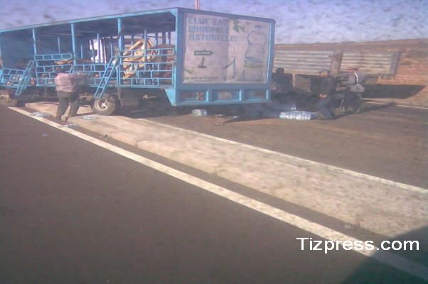 انقلاب شاحنة محملة بقنينات مياه بالطريق الوطنية رقم 1 الرابطة بين تيزنيت وأكادير انقلاب شاحنة محملة بقنينات مياه بالطريق الوطنية رقم 1 الرابطة بين تيزنيت وأكادير