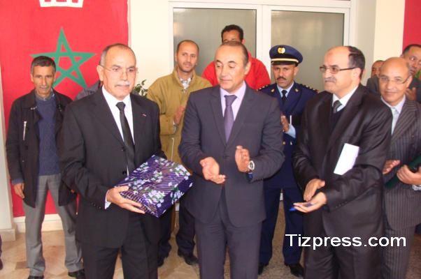 موظفو عمالة تيزنيت يكرمون لحسن باكريم المحال على التقاعد ( صـور) موظفو عمالة تيزنيت يكرمون لحسن باكريم المحال على التقاعد ( صـور)