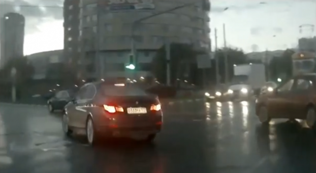 السيارة “الشبح” تحير الملايين في فيديو على الإنترنت السيارة “الشبح” تحير الملايين في فيديو على الإنترنت