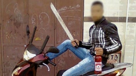 شيشاوة : “مشرمل” يطعن عون سلطة ويروع ساكنة مجاط شيشاوة : “مشرمل” يطعن عون سلطة ويروع ساكنة مجاط