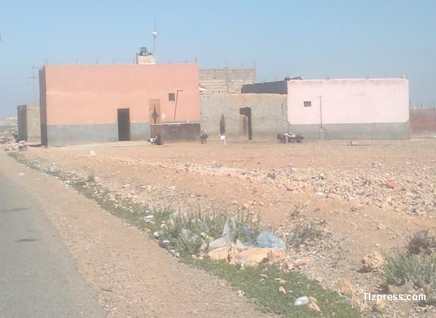 ظاهرة البناء غير المنظم بأولاد جرار، النموذج وحدات سكنية قرب مزبلة تيزنيت ظاهرة البناء غير المنظم بأولاد جرار، النموذج وحدات سكنية قرب مزبلة تيزنيت