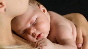 bebe-dort-dans-les-bras-de-sa-maman-plongee