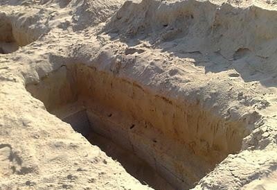 أنزكان : تجار البلاستيك الفلاحي يحفرون قبورهم ويربطون أرجلهم بالسلاسل استعدادا لحرق أجسادهم أنزكان : تجار البلاستيك الفلاحي يحفرون قبورهم ويربطون أرجلهم بالسلاسل استعدادا لحرق أجسادهم