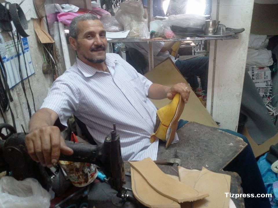 بالفيديو …« تيزبريس» ترصد واقع مهنة “الخراز” بمدينة تيزنيت بالفيديو …« تيزبريس» ترصد واقع مهنة “الخراز” بمدينة تيزنيت