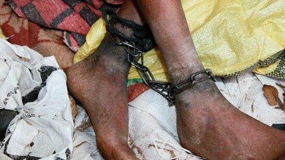 عائلة تحتجز ابنها المختل عقليا لـ 30 سنة عائلة تحتجز ابنها المختل عقليا لـ 30 سنة