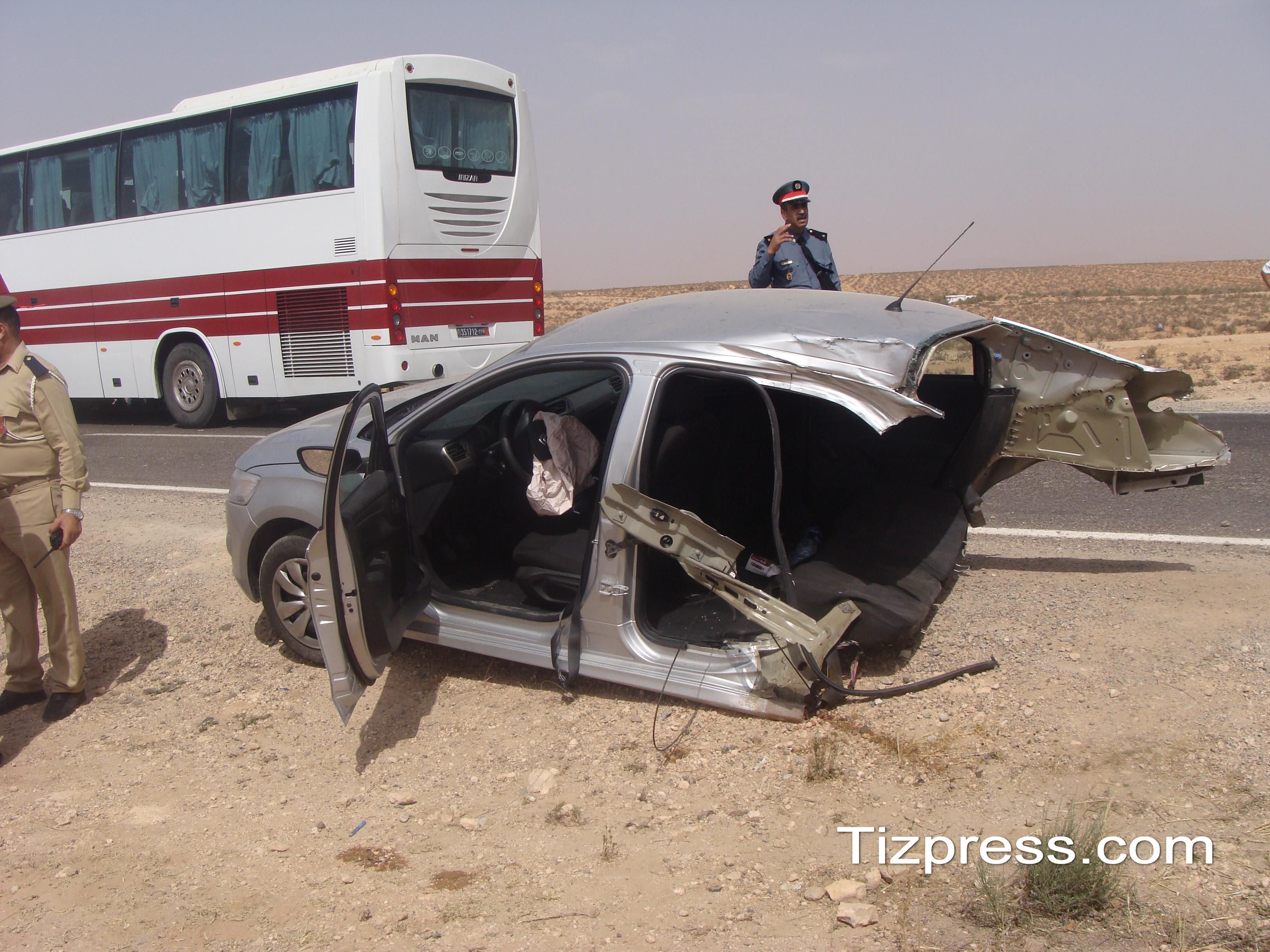 تيزنيت : اعتقال سائق السيارة التي انشطرت إلى قسمين في الحادث الذي توفيت فيها صانعة تقليدية ( ربورطاج مصور عن الحادث ) تيزنيت : اعتقال سائق السيارة التي انشطرت إلى قسمين في الحادث الذي توفيت فيها صانعة تقليدية ( ربورطاج مصور عن الحادث )