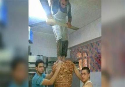 حقيقة صورة معدي الشاورما بالأرجل المثيرة للجدل حقيقة صورة معدي الشاورما بالأرجل المثيرة للجدل