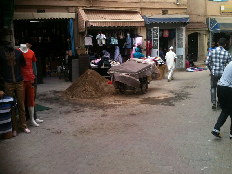 تيزنيت : واجهات محلات تجارية تتحول إلى أكوام من الأتربة والأحجار والحفر!! تيزنيت : واجهات محلات تجارية تتحول إلى أكوام من الأتربة والأحجار والحفر!!