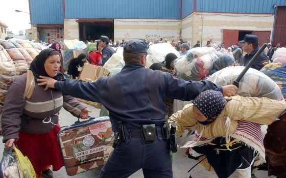 بالفيديو: الشرطة الإسبانية تطلق الرصاص على مغاربة في معبر سبتة بالفيديو: الشرطة الإسبانية تطلق الرصاص على مغاربة في معبر سبتة