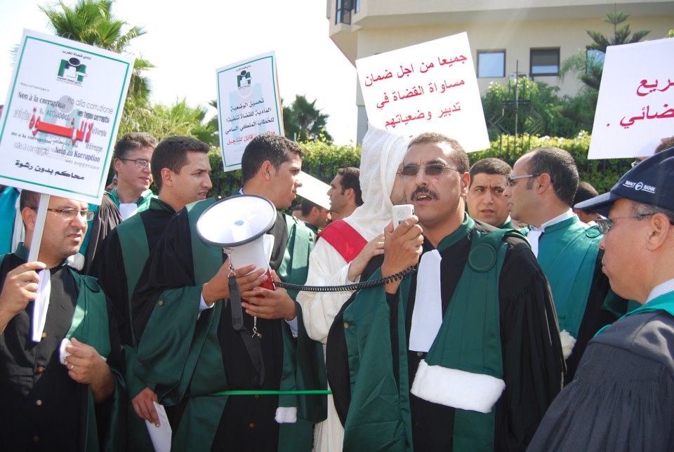 هكذا يعيش القاضي ” مهدي شبو ” إبن « جماعة رسموكة » خارج رداهات المحاكم هكذا يعيش القاضي ” مهدي شبو ” إبن « جماعة رسموكة » خارج رداهات المحاكم