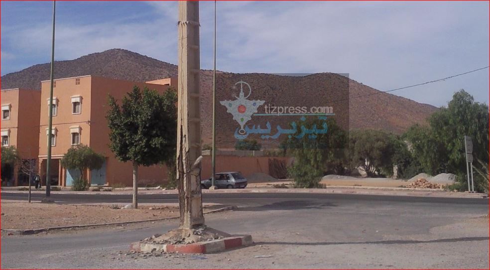 أولادجرار : عمود كهربائي يحمل أسلاك التوتر المرتفع على حافة الانهيار أولادجرار : عمود كهربائي يحمل أسلاك التوتر المرتفع على حافة الانهيار