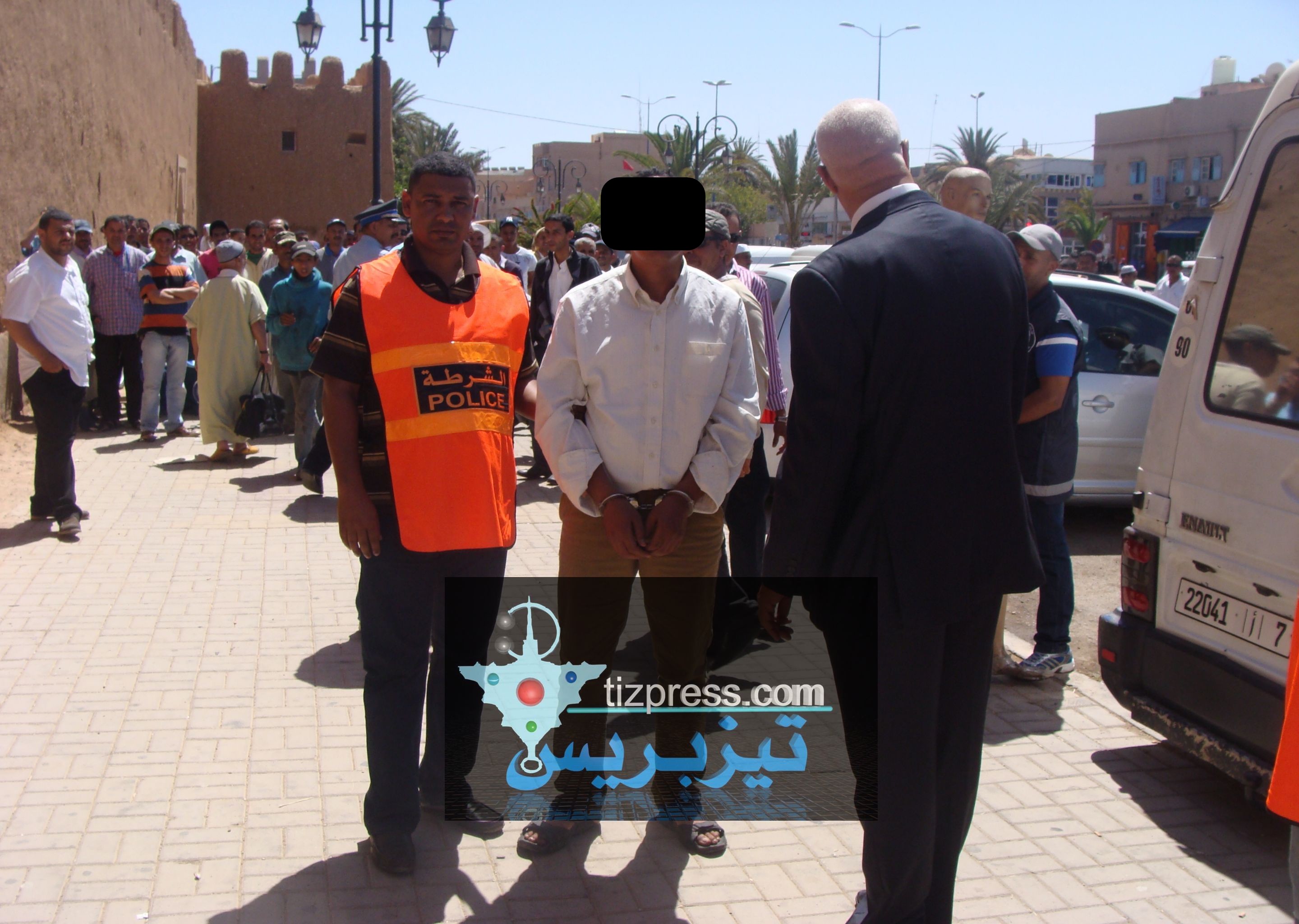 تيزنيت : إعادة تمثيل جريمة قتل بساحة المشور ، بعد أن سلم الجاني نفسه لوكيل الملك بإبتدائية تيزنيت ( صـــور إعادة الجريمة ) تيزنيت : إعادة تمثيل جريمة قتل بساحة المشور ، بعد أن سلم الجاني نفسه لوكيل الملك بإبتدائية تيزنيت ( صـــور إعادة الجريمة )