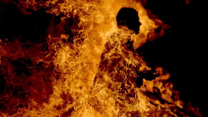 أضرم النار في نفسه فتبين أنه مبحوث عنه في قضية مخدرات أضرم النار في نفسه فتبين أنه مبحوث عنه في قضية مخدرات