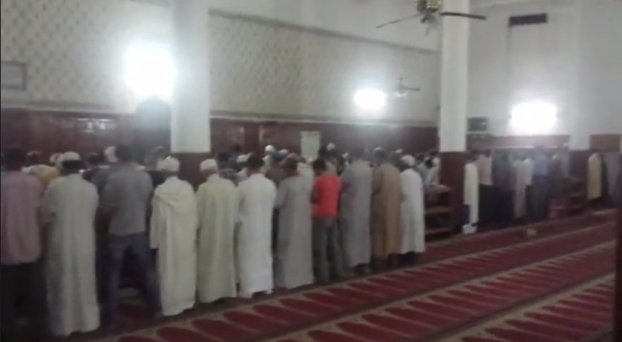 إمنتانوت : مسجد يقيم الصلاة بإمامين إمنتانوت : مسجد يقيم الصلاة بإمامين