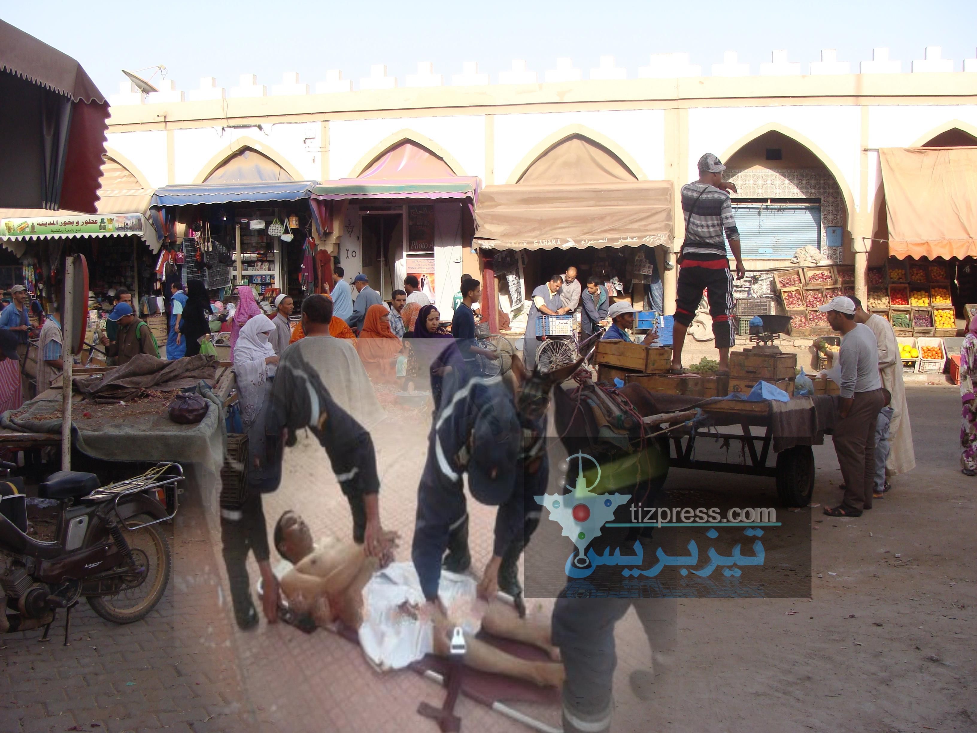 تيزنيت : بائع متجول «يتعرى» في حملة لتحرير الملك العمومي بساحة المشور ضدا على الإنتقائية التي تمارسها اللجنة تيزنيت : بائع متجول «يتعرى» في حملة لتحرير الملك العمومي بساحة المشور ضدا على الإنتقائية التي تمارسها اللجنة
