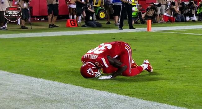 توقيف لاعب مسلم احتفل سجودا بفوز فريقه توقيف لاعب مسلم احتفل سجودا بفوز فريقه