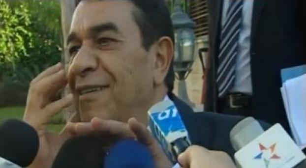 الـــوفــا يطلب من الصحافين إبعاد الكاميرا عن وجهه باش يبان زوين !! الـــوفــا يطلب من الصحافين إبعاد الكاميرا عن وجهه باش يبان زوين !!