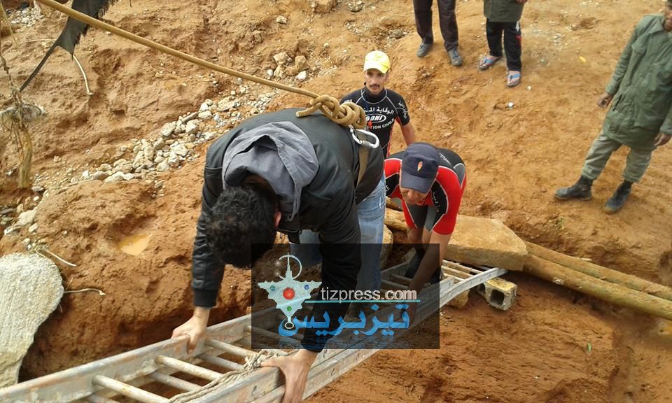 بالفيديو و الصور: عمليات اجلاء مواطنين محاصرين بجماعة أكلو بالفيديو و الصور: عمليات اجلاء مواطنين محاصرين بجماعة أكلو