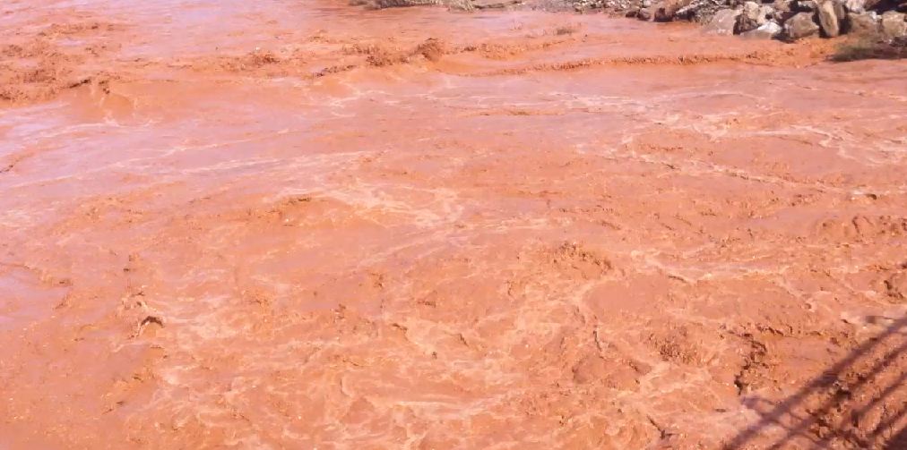 أكلو : ساكنة دوار تمزليت تستغيث والجمعية تتحدث في تقريرها عن الأسباب الحقيقية التي كانت وراء وقوع الكارثة أكلو : ساكنة دوار تمزليت تستغيث والجمعية تتحدث في تقريرها عن الأسباب الحقيقية التي كانت وراء وقوع الكارثة