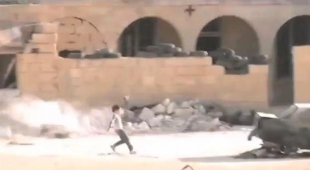 بالفيديو: طفل لكنه بطل كبير غامر بحياته من أجل طفلة بالفيديو: طفل لكنه بطل كبير غامر بحياته من أجل طفلة