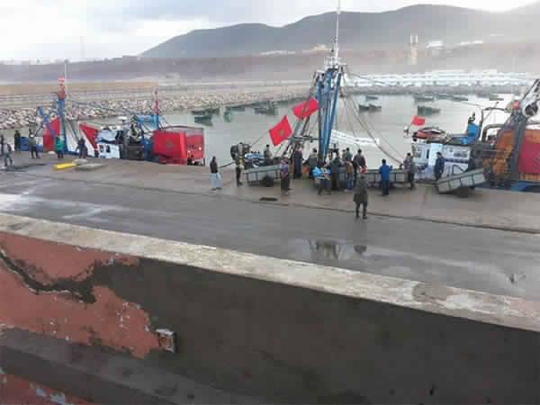 سيدي افني : السفن تصل الى ميناء المدينة لفك الحصار