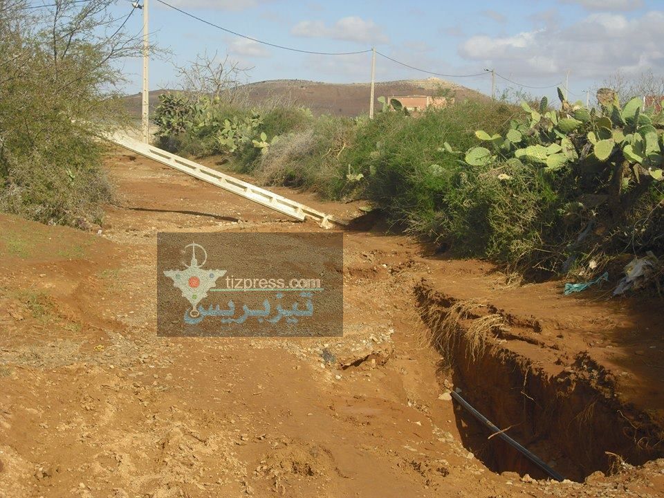 أيت ميلك: من المسؤول عن قنوات مياه الصالح للشرب المتهالكة و أعمدة الكهرباء المتساقطة أيت ميلك: من المسؤول عن قنوات مياه الصالح للشرب المتهالكة و أعمدة الكهرباء المتساقطة