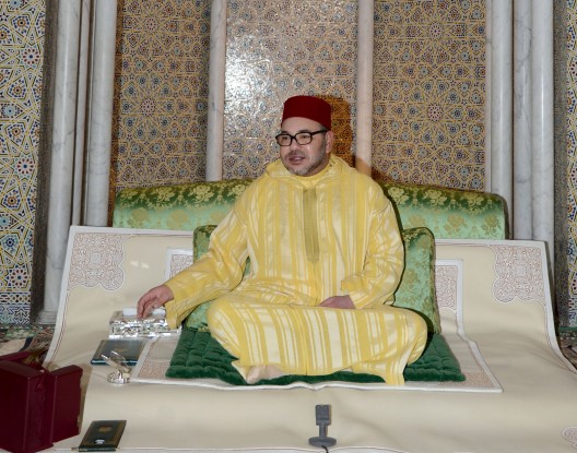 الملك يكافئ 10 مصلين صلوا معه الفجر بـ”كريمات” و”رحلة حج” الملك يكافئ 10 مصلين صلوا معه الفجر بـ”كريمات” و”رحلة حج”