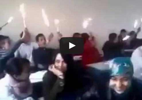 بالفيديو : أستاذة تصور تلاميذ يرددون أغاني الوداد بالشهب الإصطناعية داخل الفصل