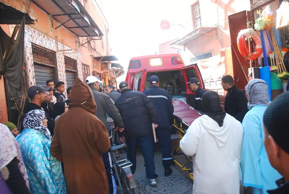 فضيحة : مراكشية تلد بالشارع العام ومقيمة أجنبية تقطع الحبل السري للطفل فضيحة : مراكشية تلد بالشارع العام ومقيمة أجنبية تقطع الحبل السري للطفل